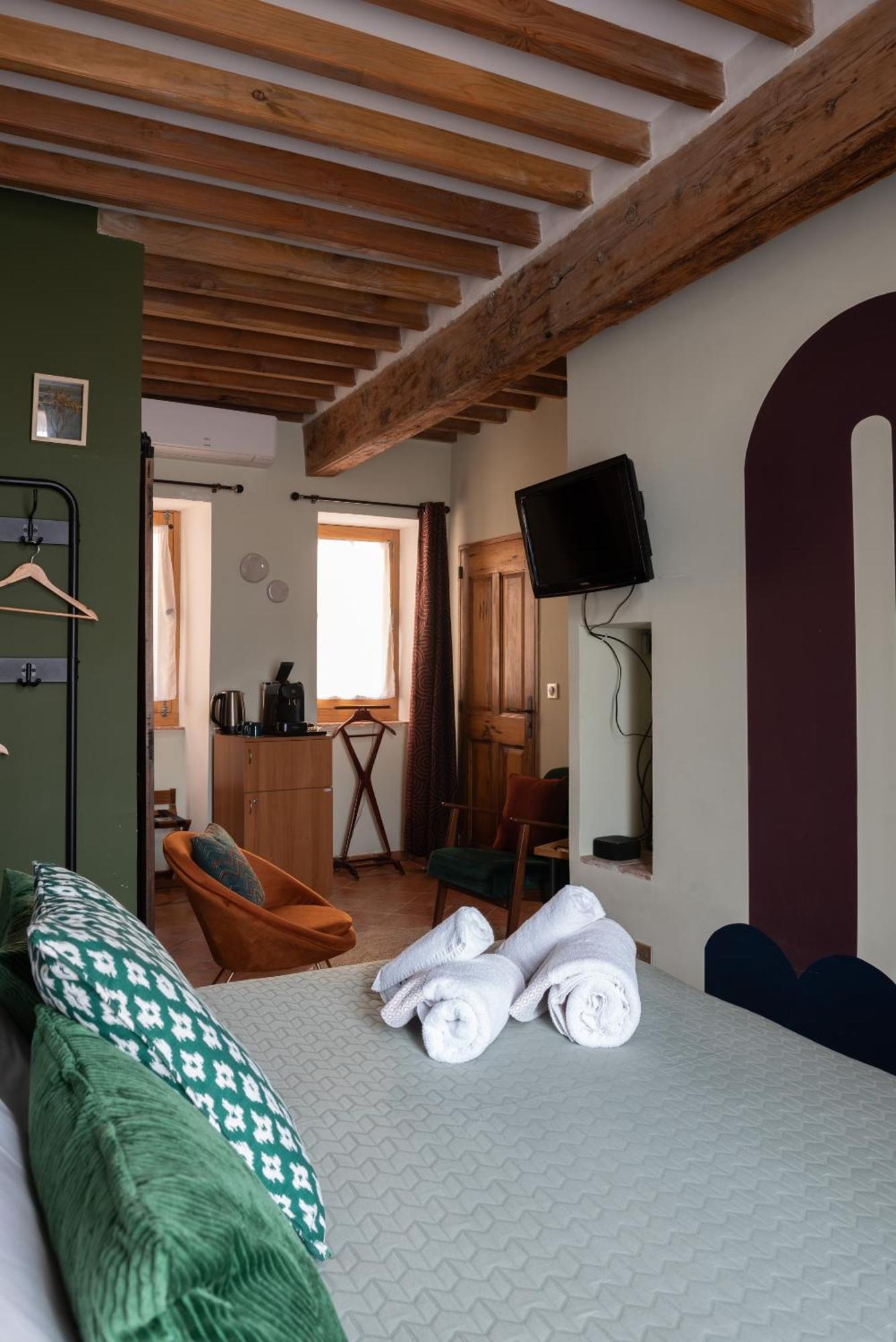 La Maison D'En Bas Des Seigneurs Cucuron Oda fotoğraf
