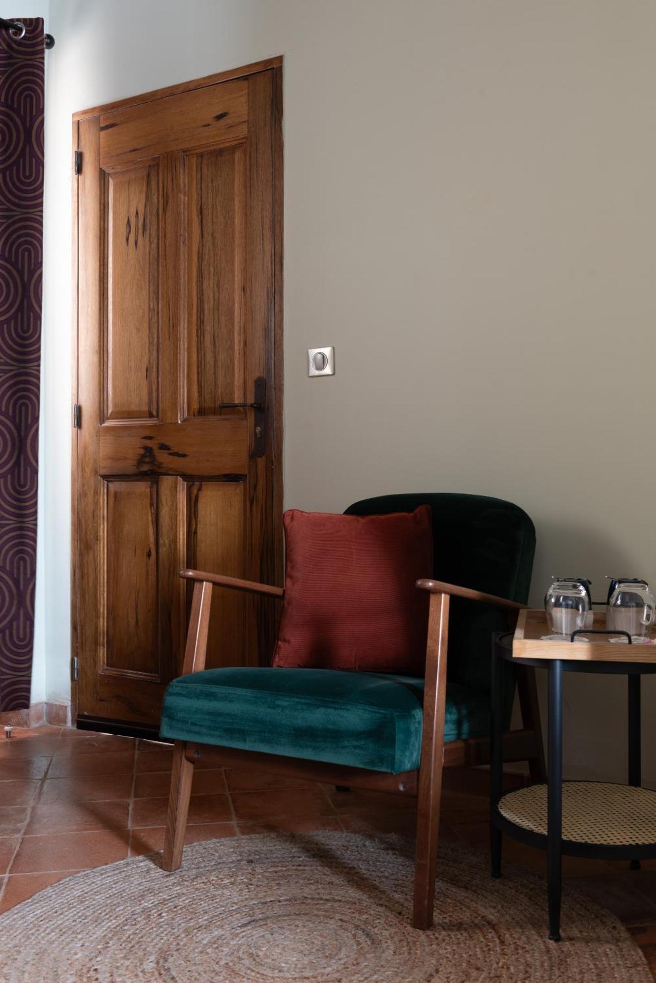 La Maison D'En Bas Des Seigneurs Cucuron Oda fotoğraf