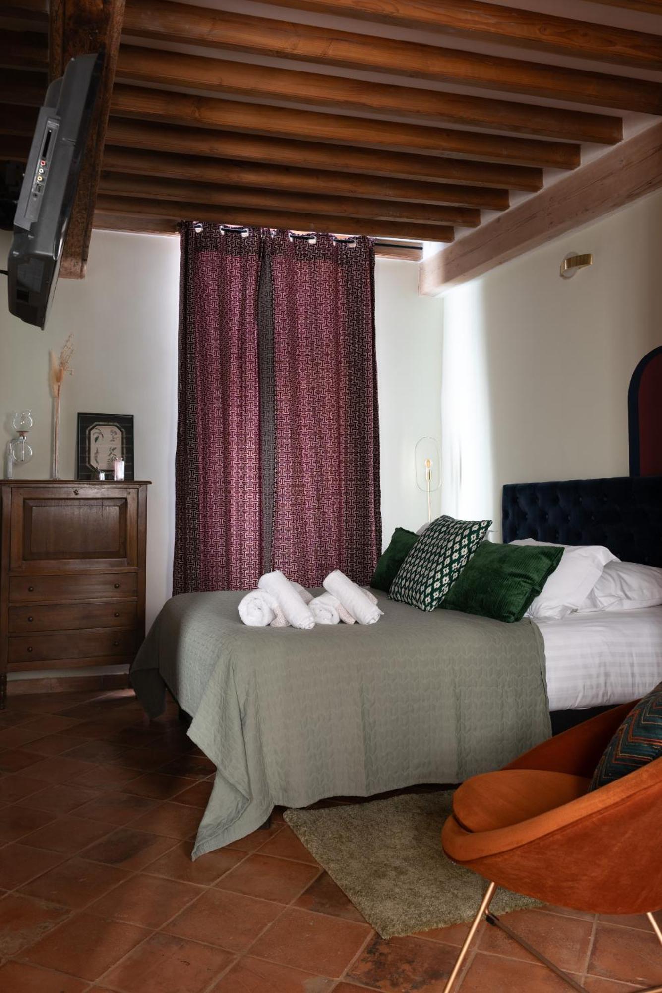 La Maison D'En Bas Des Seigneurs Cucuron Oda fotoğraf